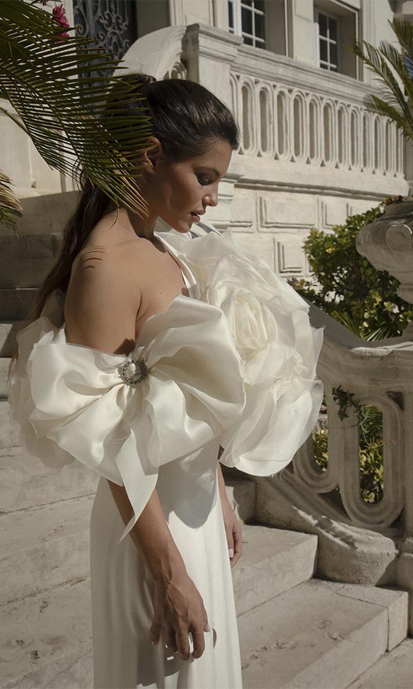 Romantic floral bridal overcoat. Bespoke wedding dress designer in Paris and online wedding dress store. Made to measure wedding dress in Paris and ready to wear wedding dress online boutique.