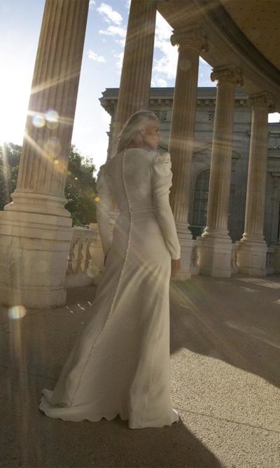 Robe de mariée épurée manches bouffantes. Robes de mariée sur-mesure à Paris et boutique en ligne de robes de mariage en prêt-à-porter.