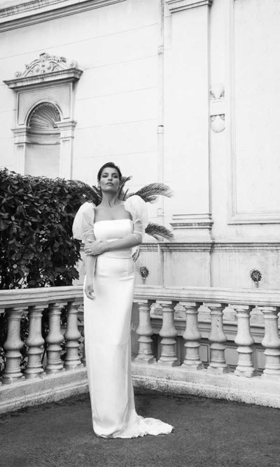 Robe de mariée bustier avec long gants. Robes de mariée sur-mesure à Paris et boutique en ligne de robes de mariage en prêt-à-porter.