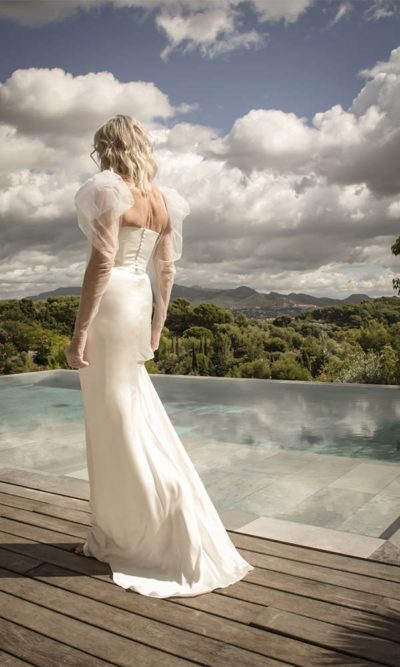 Robe de mariée bustier avec long gants. Robes de mariée sur-mesure à Paris et boutique en ligne de robes de mariage en prêt-à-porter.