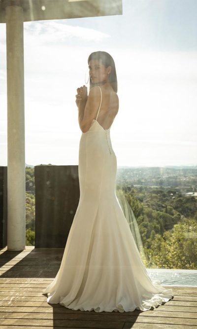 Robe de mariée sirène minimaliste CHARLISE. Robes de mariée sur-mesure à Paris et boutique en ligne de robes de mariage en prêt-à-porter.