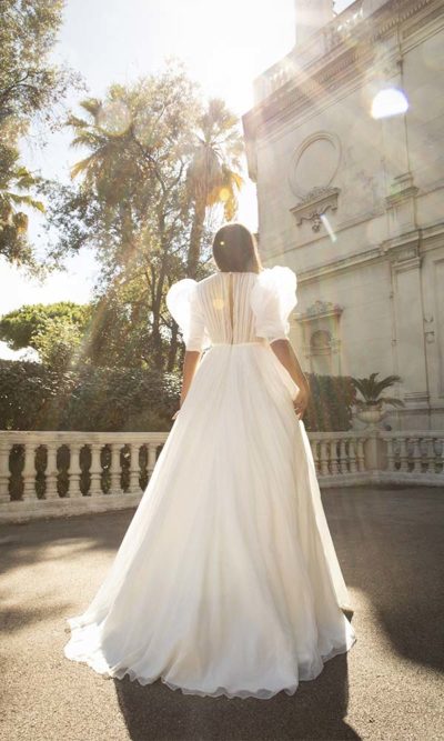 Robe de mariée princesse bohème manches bouffantes. Robes de mariée sur-mesure à Paris et boutique en ligne de robes de mariage en prêt-à-porter.