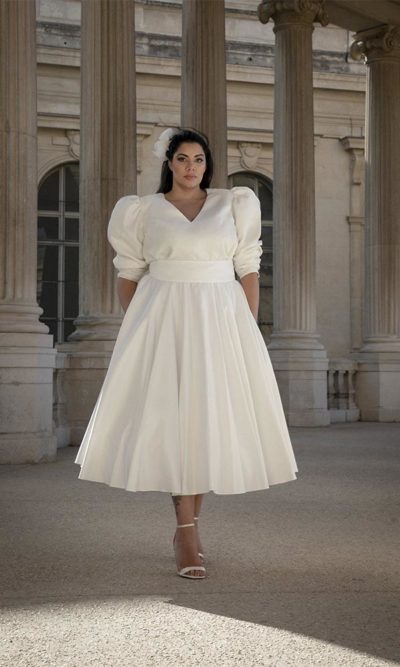 Robes de mariée sur-mesure à Paris et boutique en ligne de robes de mariage en prêt-à-porter.