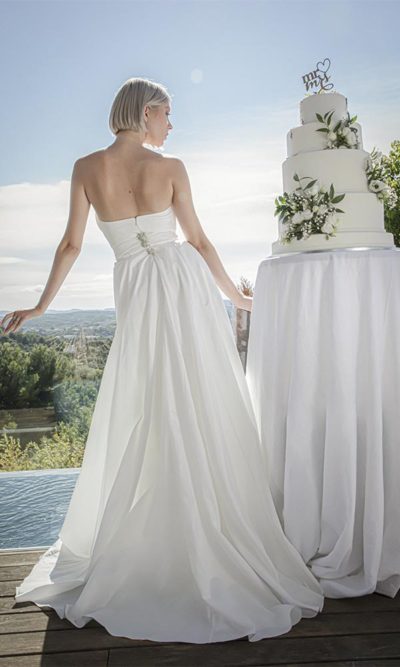 Sweetheart strapless wedding dress with train. Bespoke wedding dress designer in Paris and online wedding dress store. Made to measure wedding dress in Paris and ready to wear wedding dress online boutique.