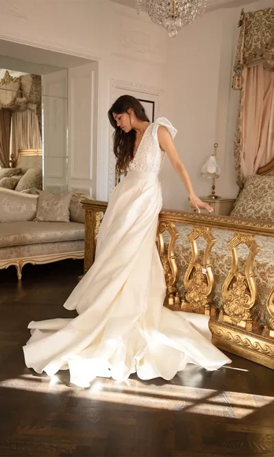 Robe de mariée avec longue traine. Robes de mariée sur-mesure à Paris et boutique en ligne de robes de mariage en prêt-à-porter.