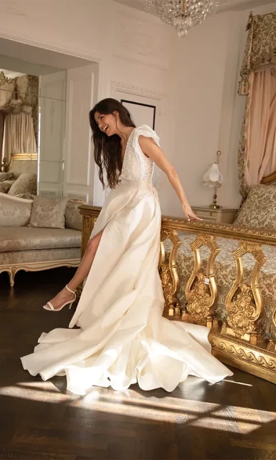 Robe de mariée avec longue traine. Robes de mariée sur-mesure à Paris et boutique en ligne de robes de mariage en prêt-à-porter.
