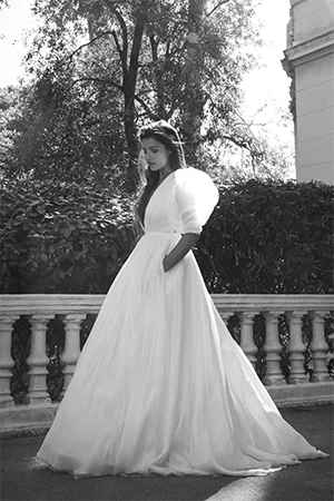 Robe de mariée princesse bohème avec manches dramatiques.Robes de mariée sur-mesure à Paris et boutique en ligne de robes de mariage en prêt-à-porter.