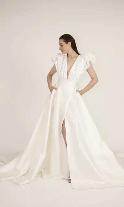 Robe de mariée avec longue traine.Robes de mariée sur-mesure à Paris et boutique en ligne de robes de mariage en prêt-à-porter.