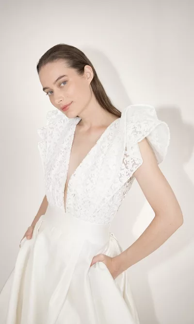 Robe de mariée avec longue traine. Robes de mariée sur-mesure à Paris et boutique en ligne de robes de mariage en prêt-à-porter.