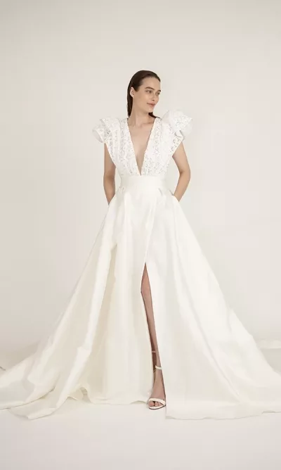 Robe de mariée avec longue traine.Robes de mariée sur-mesure à Paris et boutique en ligne de robes de mariage en prêt-à-porter.