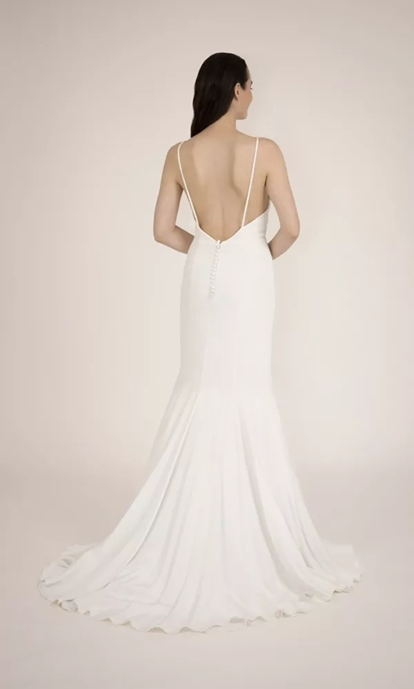 Robe de mariée sirène minimaliste. Robes de mariée sur-mesure à Paris et boutique en ligne de robes de mariage en prêt-à-porter.