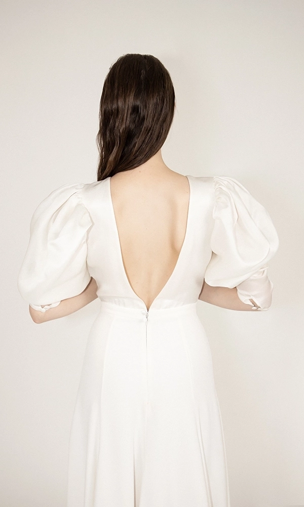 Robe de mariée dos nu et décolleté plongeant. Robes de mariée sur-mesure à Paris et boutique en ligne de robes de mariage en prêt-à-porter.