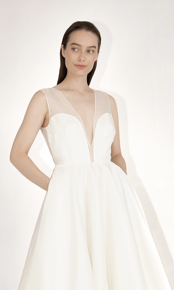 Robe de mariée dos nu longueur midi. Robes de mariée sur-mesure à Paris et boutique en ligne de robes de mariage en prêt-à-porter.