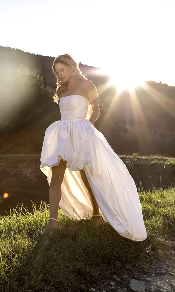 Robe de mariée sur-mesure bustier. Robes de mariée sur-mesure à Paris et boutique en ligne de robes de mariage en prêt-à-porter.